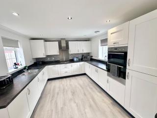A luxury detached 4 bed home - Pontnewydd - 3