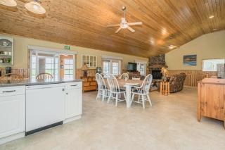Waterfront W Sauna, Hot Tub & Boat Slip - Miller Lake - 4