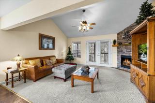 Hillbilly Hilton Mountain Luxury, Country Charm - 0