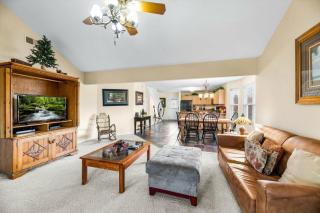 Hillbilly Hilton Mountain Luxury, Country Charm - 8
