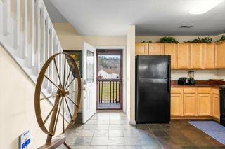Hillbilly Hilton Mountain Luxury, Country Charm - 7