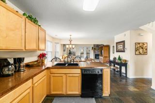 Hillbilly Hilton Mountain Luxury, Country Charm - 4