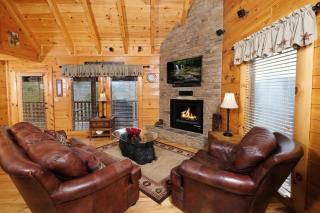 Romantic and Spacious 1BR Gameroom Hot Tub FREE Attraction Tickets - Pigeon Forge - 0