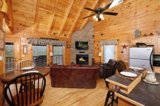 Romantic and Spacious 1BR Gameroom Hot Tub FREE Attraction Tickets - Pigeon Forge - 5