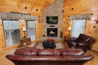 Romantic and Spacious 1BR Gameroom Hot Tub FREE Attraction Tickets - Pigeon Forge - 4