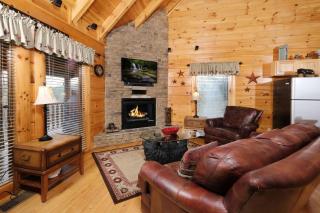 Romantic and Spacious 1BR Gameroom Hot Tub FREE Attraction Tickets - Pigeon Forge - 2