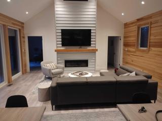 Huronia Luxury Lakefront Views & Game Room! - Red Bay - 5