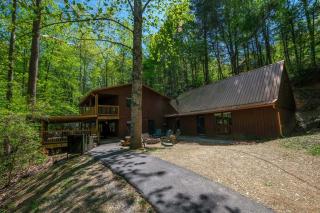 Spacious Creekside 6BR FIRE PIT Hot Tub FREE Attraction Tickets - Pigeon Forge - 0