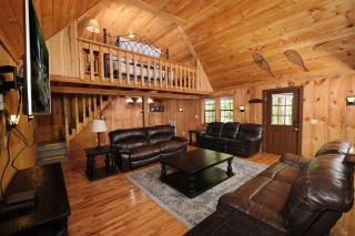 Spacious Creekside 6BR FIRE PIT Hot Tub FREE Attraction Tickets - Pigeon Forge - 6