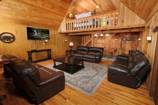 Spacious Creekside 6BR FIRE PIT Hot Tub FREE Attraction Tickets - Pigeon Forge - 5