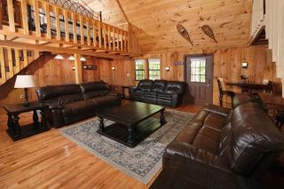 Spacious Creekside 6BR FIRE PIT Hot Tub FREE Attraction Tickets - Pigeon Forge - 2