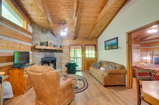 Gatlinburg Cabin with Hot Tub about 6 Mi to Downtown! - Gatlinburg - 5