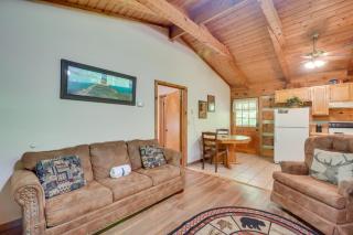 Gatlinburg Cabin with Hot Tub about 6 Mi to Downtown! - Gatlinburg - 3