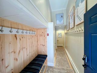 R8 Luxury Bretton Woods Ski-In Ski-out townhome next to beginner ski area w fast wifi and keyless entry - 0