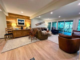 R8 Luxury Bretton Woods Ski-In Ski-out townhome next to beginner ski area w fast wifi and keyless entry - 6