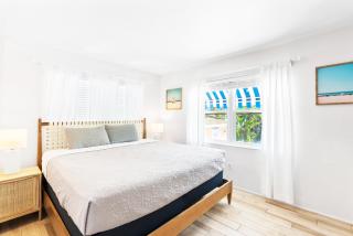 Heated Pool, Dock, on Lagoon, Turtle Beach 1 mile and Crescent Beach 2 miles, 1bdr - Siesta Key - 3