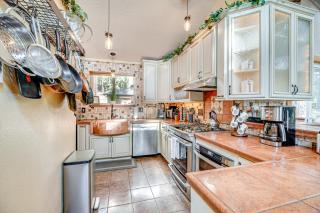 Cozy Home with Hot Tub - 11 Mi to Rainbow Falls - Woodland Park - 3