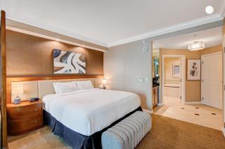 Amethyst Studio Suite MGM Signature STRIP VIEW Balcony - Las Vegas - 4