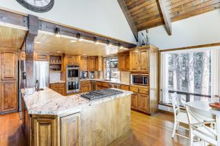 Spacious Retreat with Backyard 1 Mi to Lake Almanor - Lake Almanor - 1