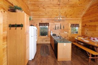 Charming 2BR Mountain Views! Hot Tub - Pigeon Forge - 2