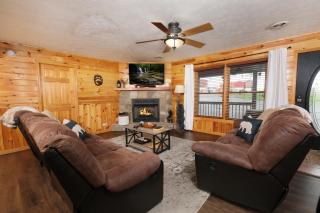 6BR w Outdoor POOL Just 3 Min to Pigeon Forge! FREE Attraction Tickets Gameroom HOT TUB - Pigeon Forge - 6