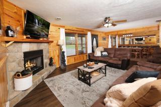 6BR w Outdoor POOL Just 3 Min to Pigeon Forge! FREE Attraction Tickets Gameroom HOT TUB - Pigeon Forge - 2