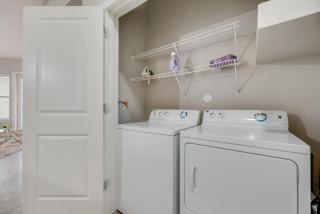 Spacious 2BRI Pool I Gym I Free Parking IWorkspace - 5