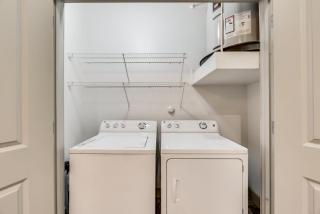 Tranquil 2BR I Pool I Gym I Parking I Workspace - Dallas - 8