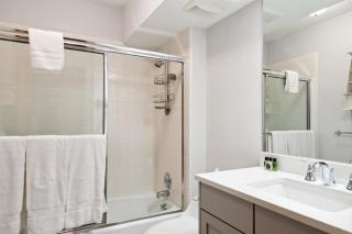 Luxury 3 Bedroom Condo In The Heart Of Bc Village - 3