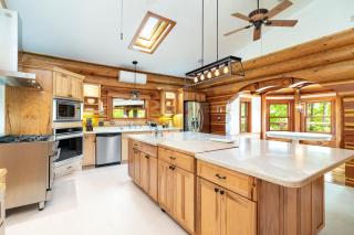 3BR Beautiful Lakefront Log Home - 2