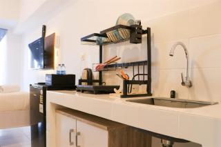 Minimalist and Restful Studio Tokyo Riverside PIK 2 Apartment By Travelio - Rawalembang - 3