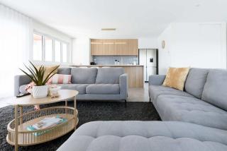 Spacious 4-Bed Coastal Retreat with Ocean Views - Bridport - 0