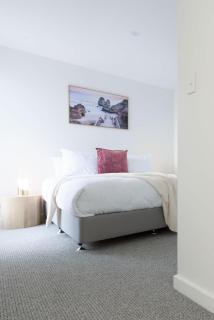 Spacious 4-Bed Coastal Retreat with Ocean Views - Bridport - 2