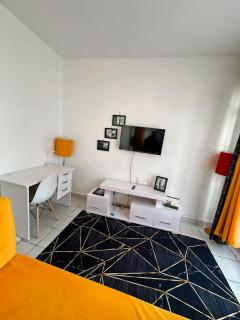 Classy Studio Apartment racecourse Gardens - 6