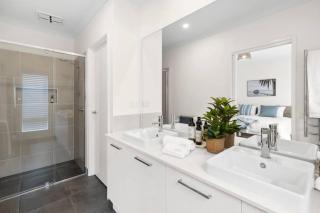 Modern Seaside Escape on the Coast - 7