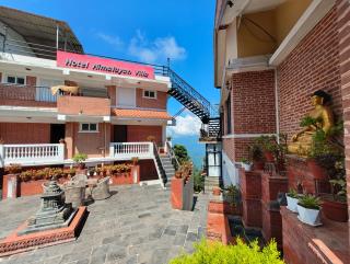Hotel Himalayan Villa - Nagarkot - 1
