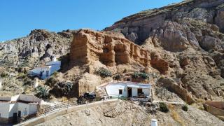 Creatively designed CaveHouse with jacuzzi - 1