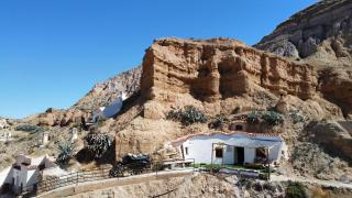 Creatively designed CaveHouse with jacuzzi - 2