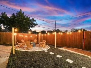 Posh 6BR 2,5BA Holiday Home with Pool, Media-Game Room & Hot Tub - Dallas - 2