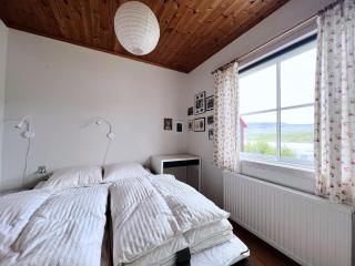 Charming 3-bedroom Home With Stunning Fjord Views - Tvøroyri - 8