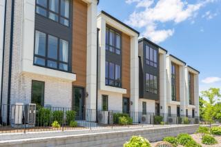 6 Bedroom Quiet Townhome! 6min to Airport & 15min to Downtown! - 0