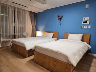#2 Twin# 2 minutes run to the sea, close to the sea, 5 minutes to Club D Oasis swimming pool, renewal fresh apartment - Busan - 0