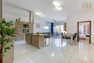Spacious 3BR home with Private Terrace & WIFI by 360 Estates - Il-Ħofra - 1