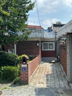 1min to Haengridangil, Entire house, three queen beds, new Suwon Starfield - Suwon - 9