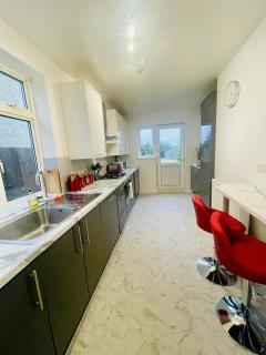 NEW Modern 3 Bedroom Contractor House Short Lets Free Parking & Wifi by Jesswood Properties, Close to Town - 8