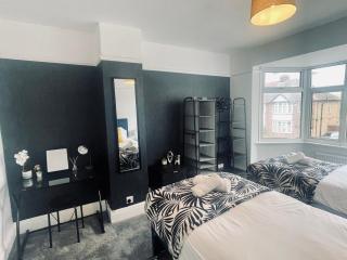 NEW Modern 3 Bedroom Contractor House Short Lets Free Parking & Wifi by Jesswood Properties, Close to Town - 1
