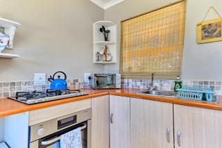 Tranquil, large 1 bedroom garden cottage, 12 mins from OR Tambo International with backup water - 5