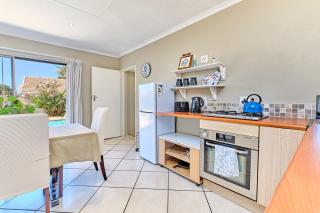 Large 1 bedroom cottage, 15 min from OR Tambo Airport, with backup power and water - Germiston - 4
