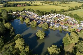 Luxury lakeside Lodge on family resort with fishing access - Kelsale - 0
