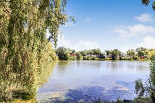 Luxury lakeside Lodge on family resort with fishing access - Kelsale - 8